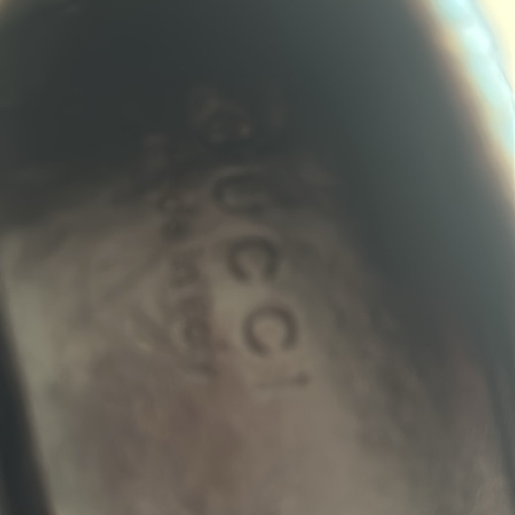 Authentic Gucci shoes with elastic lay flat back. Like new sole has no markings. - Picture 5 of 6